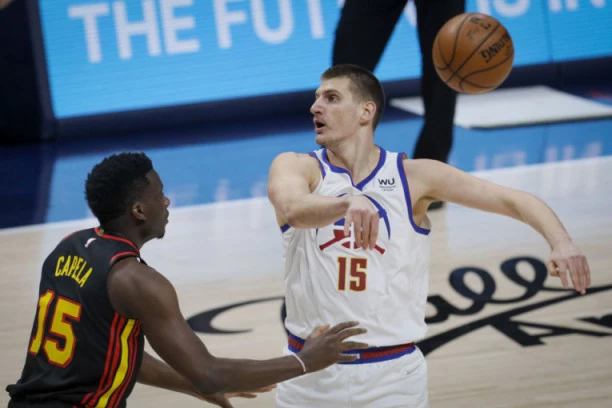 (VIDEO) JOKIĆ UDARIO NA BOGDANA: "Džoker" na KORAK od novog tripl-dabla, Bogdanović TIH - Denver PREGAZIO Atlantu!