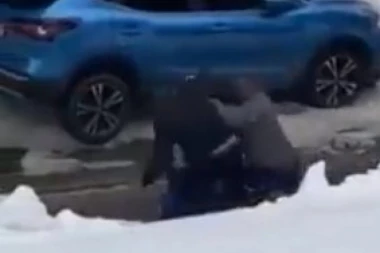 (VIDEO) ŠIBANJE NA KOPAONIKU: Svađa oko parking mesta prerasla u fizički OKRŠAJ!