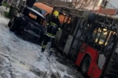 (FOTO) SUDAR AUTOBUSA I AUTA U ZEMUNU! Vozila potpuno izgorela!