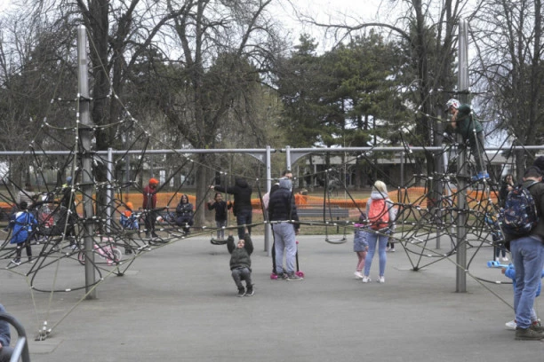 DANAS SE NA OVOM MESTU PORED TAŠMAJDANA IGRAJU DECA! Mračna strana BEOGRADA, ovde su se nekada SAHRANJIVALE samoubice i besili ljudi!