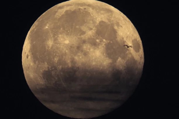 ŠTA SE TO DEŠAVA NA MESECU? Kinezi OTKRILI misteriozni objekat! (FOTO)