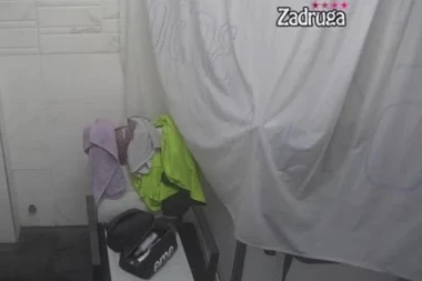 (VIDEO) TARA I ŠA IMALI VRELU AKCIJU POD TUŠEM, PA NJOJ POZLILO: Zadrugarka nije mogla da dođe do vazduha!