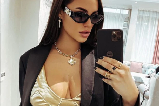 TETKINO MEZIMČE U LIMUZINI: Bojana Rodić objavila sliku malog Željka, svi se oduševili kad su videli u čemu ga je provozala!