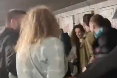 (VIDEO) Poražavajući snimak studenata koji igraju kolo: NEĆE GARA DA PRIMI VAKCINU, NE VERUJE U SVETSKU MEDICINU!