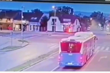 POGREŠNOM TRAKOM PROLETEO KROZ CRVENO, A ONDA GA UDARIO  AUTOBUS! Jeziva scena na raskrsnici u Novom Sadu (VIDEO)