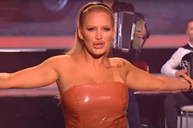 (FOTO) ZBOG EKSPLICITNOG SNIMKA SE PROSLAVILA, A SADA STALA U ODBRANU KOLEGINICE: Pevačica otkrila da postoje SKANDALOZNIJE stvari na estradi!