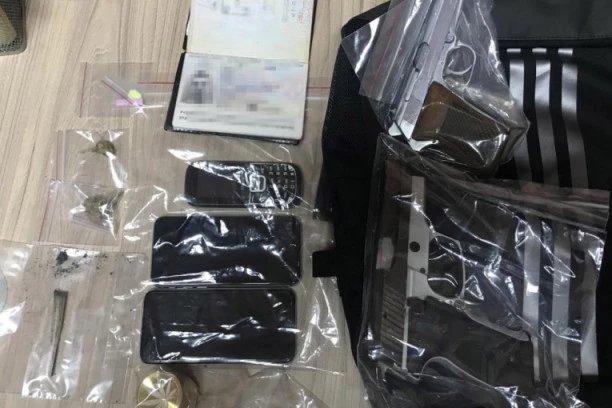 PAO DILER NA ČUKARICI: Policija mu u stanu našla marihuanu, ekstazi i DVA PIŠTOLJA