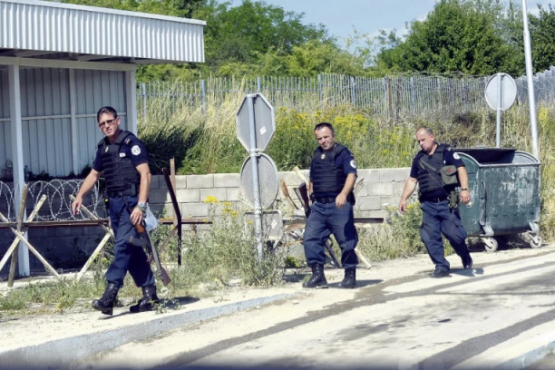 BLOKIRAN I ADMINISTRATIVNI PRELAZ MERDARE: Građani postavili kamionsku prikolicu i traktore na put, KOMPLETNO OBUSTAVLJEN SAOBRAĆAJ KA KIM U OBA SMERA