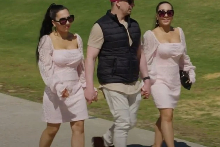 (FOTO) ANA I NJENA SESTRA BLIZNAKINJA DELE I DEČKA! Zajedno spavaju, kupaju se, jedu i idu u WC, a planiraju da u isto vreme i ZATRUDNE