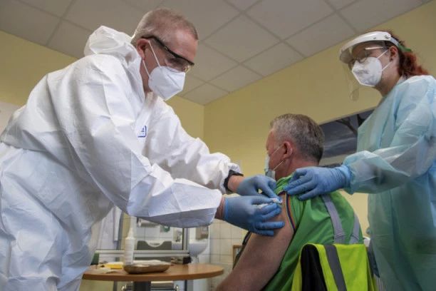 NAJNOVIJA ODLUKA: Ko primi treću dozu vakcine NE MORA da se TESTIRA!