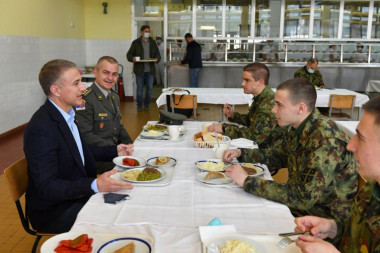 Ministar odbrane Stefanović na ručku sa kadetima Vojne akademije