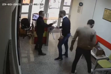 (VIDEO) ŠOK SNIMAK SA SIGURNOSNE KAMERE: Selektor ga pozvao da DEBITUJE, on napravio HAOS!