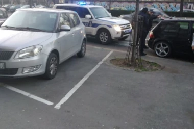 (FOTO) HITNA REAKCIJA INTERVENTNE U BEOGRADU: Zaustavljeno vozilo preko puta MUP-a!