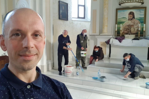 (FOTO) Kad sveštenik u Janošiku zasuče rukave, njegov primer slede i svi parohijani