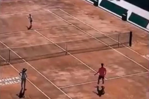 (VIDEO) OTKUD ON? Novak Đoković ima SPECIJALNOG SPARING PARTNERA!