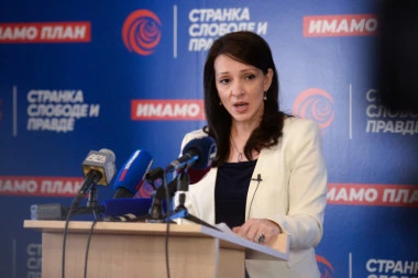 HLADAN TUŠ ZA MARINIKU TEPIĆ! ŽESTOKE REČI TADIĆEVE SARADNICE: Ko god se suprotstavi jednoumlju, ODMAH BIVA ETIKETIRAN!