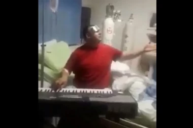 (VIDEO) U JEDNOJ BOLNICI U "CRVENOJ ZONI" ZAGRMELA MUZIKA! Slavujče iz Lapljeg sela zapevao "ostaće pesma i uspomena na KOVID boema"!