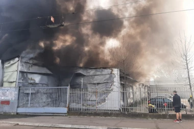 (FOTO, VIDEO) LOKALIZOVAN VELIKI POŽAR U RAKOVICI: Goreo magacin, gust dim kuljao na sve strane!