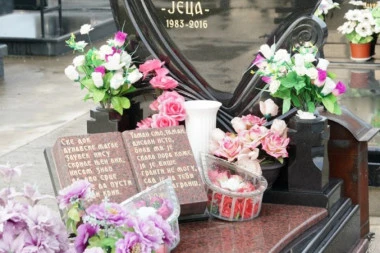 (FOTO) REČI KOJE KIDAJU DUŠU! Jana ispisala POTRESNU PORUKU na grobu Jelene Marjanović na godišnjicu ZLOČINA U BORČI