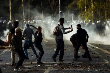 (FOTO, VIDEO) VODENIM TOPOVIMA I SUZAVCEM RASTURILI KORONAŽURKU! Brisel, srce Evropske unije, kao da je usred ratnog stanja