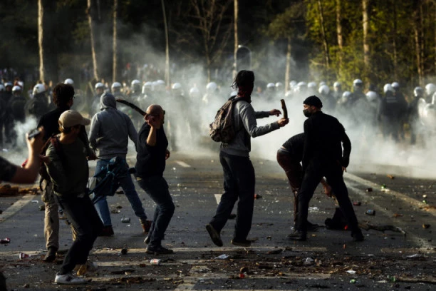 (FOTO, VIDEO) VODENIM TOPOVIMA I SUZAVCEM RASTURILI KORONAŽURKU! Brisel, srce Evropske unije, kao da je usred ratnog stanja
