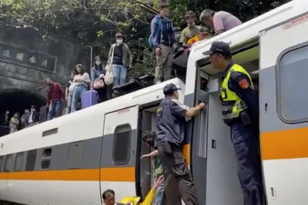(VIDEO, FOTO) VOZ UDARIO U ZID TUNELA: Železnička nesreća na Tajvanu, poginulo više od 40 osoba