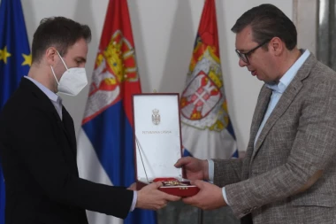 (VIDEO, FOTO) SVEČANOST NA ANDRIĆEVOM VENCU: Vučić uručio orden Stefanu Milenkoviću!
