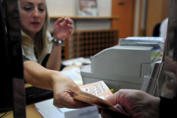 PROMENE KOJE OD DANAS STUPAJU NA SNAGU: Povećanje plata, više novca za porodilje, a ovo su i nove OLAKŠICE