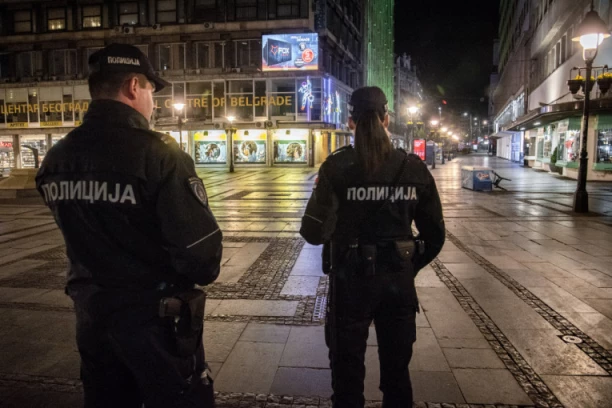 HAOS U MIRIJEVU U SITNE SATE: Cela porodica se tukla sa policijom - ujedali se, padali niz stepenice, udarali glavama