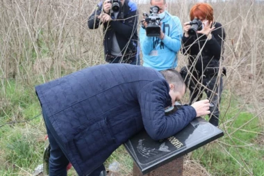 (FOTO, VIDEO) ZORAN MARJANOVIĆ OBIŠAO MESTO UBISTVA U CRVENKI: Sa sinom upalio sveće i položio cveće na nasipu