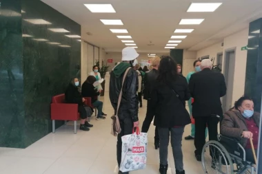 (FOTO) BRUKA "EUROMEDIKA"! Ogromni redovi zbog loše organizacije: Ljudi ne mogu da dočekaju unapred zakazan PREGLED!