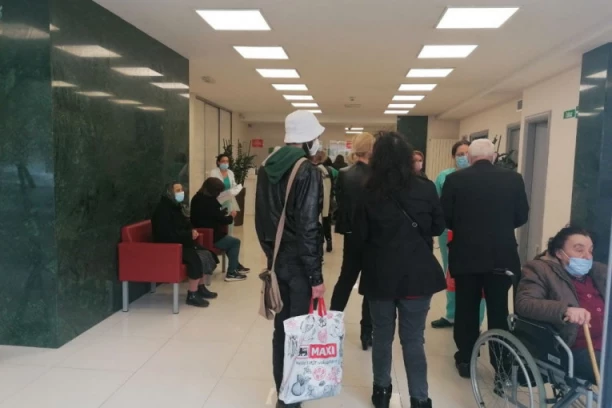 (FOTO) BRUKA "EUROMEDIKA"! Ogromni redovi zbog loše organizacije: Ljudi ne mogu da dočekaju unapred zakazan PREGLED!