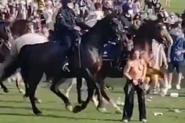 (VIDEO) SKINULA SE GOLA, A ONDA JU JE IZGAZIO POLICAJAC NA KONJU! Cure stravični detalji obračuna s učesnicima koronažurke u Briselu