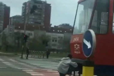 (VIDEO) NOVI STRAŠAN SNIMAK SA BEOGRADSKIH ULICA: Dete se vozi prikačeno na zadnji deo tramvaja!
