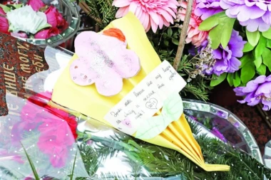 MALA JANA OSTAVILA POKLON NA MAJČINOM GROBU! Potresne scene na godišnjicu ubistva pevačice rasplakale Srbiju!