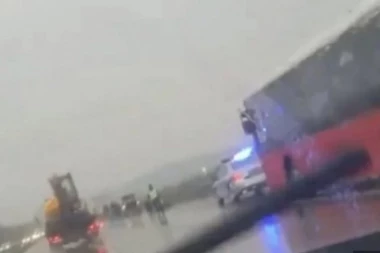 KOLAPS KOD BUBANJ POTOKA! Zapalio se automobil, saobraćaj usporen!