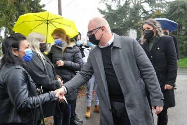 POČELA VAKCINACIJA ROMA! Vesić: Odziv je veliki i ja im se na tome zahvaljujem!