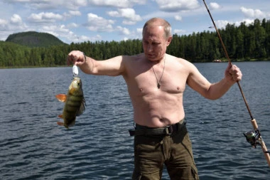 (FOTO) NIJEDAN GLUMAC, PEVAČ, SPORTISTA! Putin, na pragu osme decenije života, proglašen je za najseksi muškarca, a evo koga je ostavio iza sebe na listi
