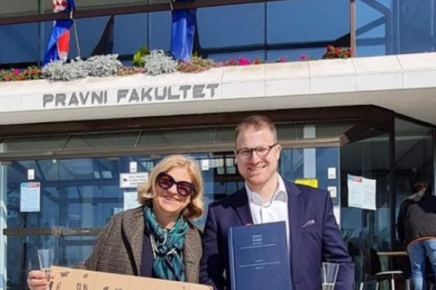 (FOTO) OVA GOSPOĐA JE PREŠLA IGRICU! Čestitala sinu diplomiranje UZ OVU PORUKU! Ceo Balkan se smeje!