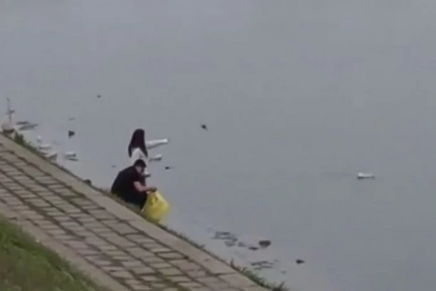 (VIDEO) SRAMOTA KAKVA SE NE PAMTI! U Dunav bacili pune tri kese plastičnih flaša i otišli