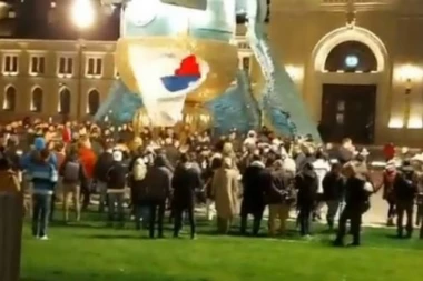 (VIDEO) DA LI STE VI LJUDI NORMALNI? Dok se hiljade zaraženih BORI ZA ŽIVOT, na Savskom trgu ponovo KORONA KOLO!