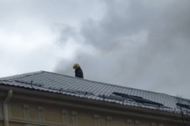 (FOTO, VIDEO) POŽAR U ZEMUNU! Bukti vatra iznad restorana!