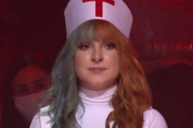 JA DOŠLA DA VAS VAKCINIŠEM: Takmičarka iz "Zvezda Granda" izašla na scenu u GAĆICAMA SA KAPOM MEDICINSKE SESTRE!