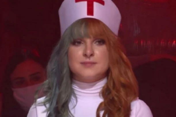 JA DOŠLA DA VAS VAKCINIŠEM: Takmičarka iz "Zvezda Granda" izašla na scenu u GAĆICAMA SA KAPOM MEDICINSKE SESTRE!