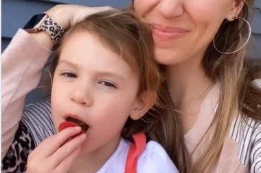 (FOTO, VIDEO) DEDA POKUPIO TUĐE DETE IZ VRTIĆA! Vaspitačica ga nije prepoznala ispod maske! NASTALA OPŠTA PANIKA KAD JE MAJKA DOŠLA PO ĆERKU!