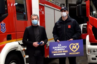 (VIDEO) PRIMOPREDAJA RONALDOVE KAPITENSKE TRAKE! "Mozzart" uručio vatrogascu ček na 7.500.000 dinara!