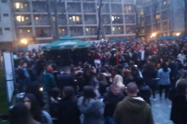 (VIDEO) NEDOLIČNO PONAŠANJE AKADEMACA! Više hiljada mladih slavi ispred "Studenjaka"