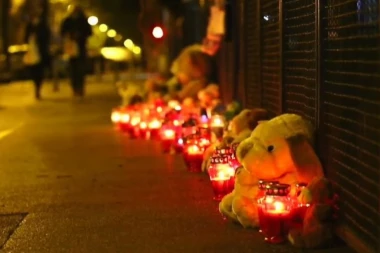 CELA HRVATSKA OPLAKUJE MALU DEVOJČICU KOJU SU RODITELJI UBILI: "Ti si naša princeza i mi te volimo!” Ljudi ostavljaju poruke i pale sveće ispred bolnice