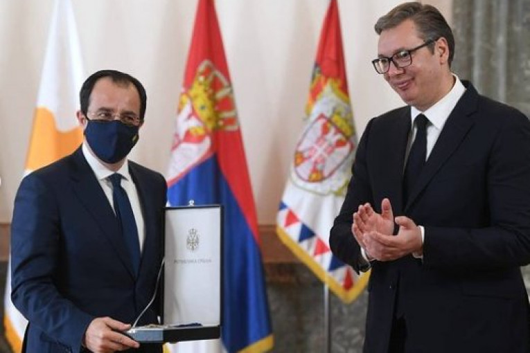 (FOTO) Predsednik Srbije sastao se sa ministrom spoljnih poslova Kipra: VUČIĆ HRISTODULIDISU URUČIO ORDEN!