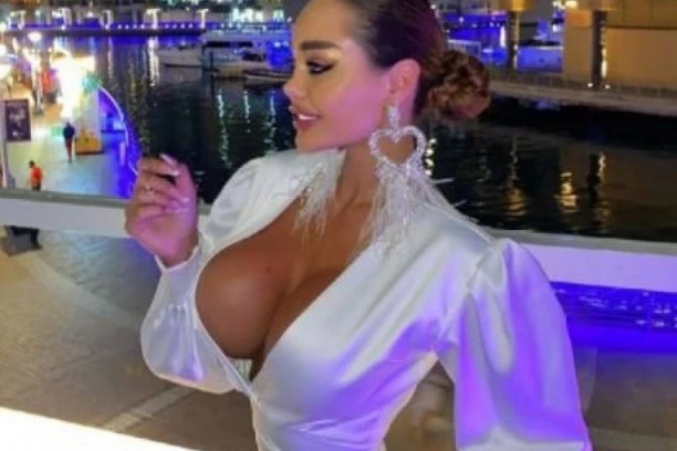 ANA KORAĆ VADI JOŠ DVA REBRA: Srpska starleta kod čuvenog plastičara u Turskoj